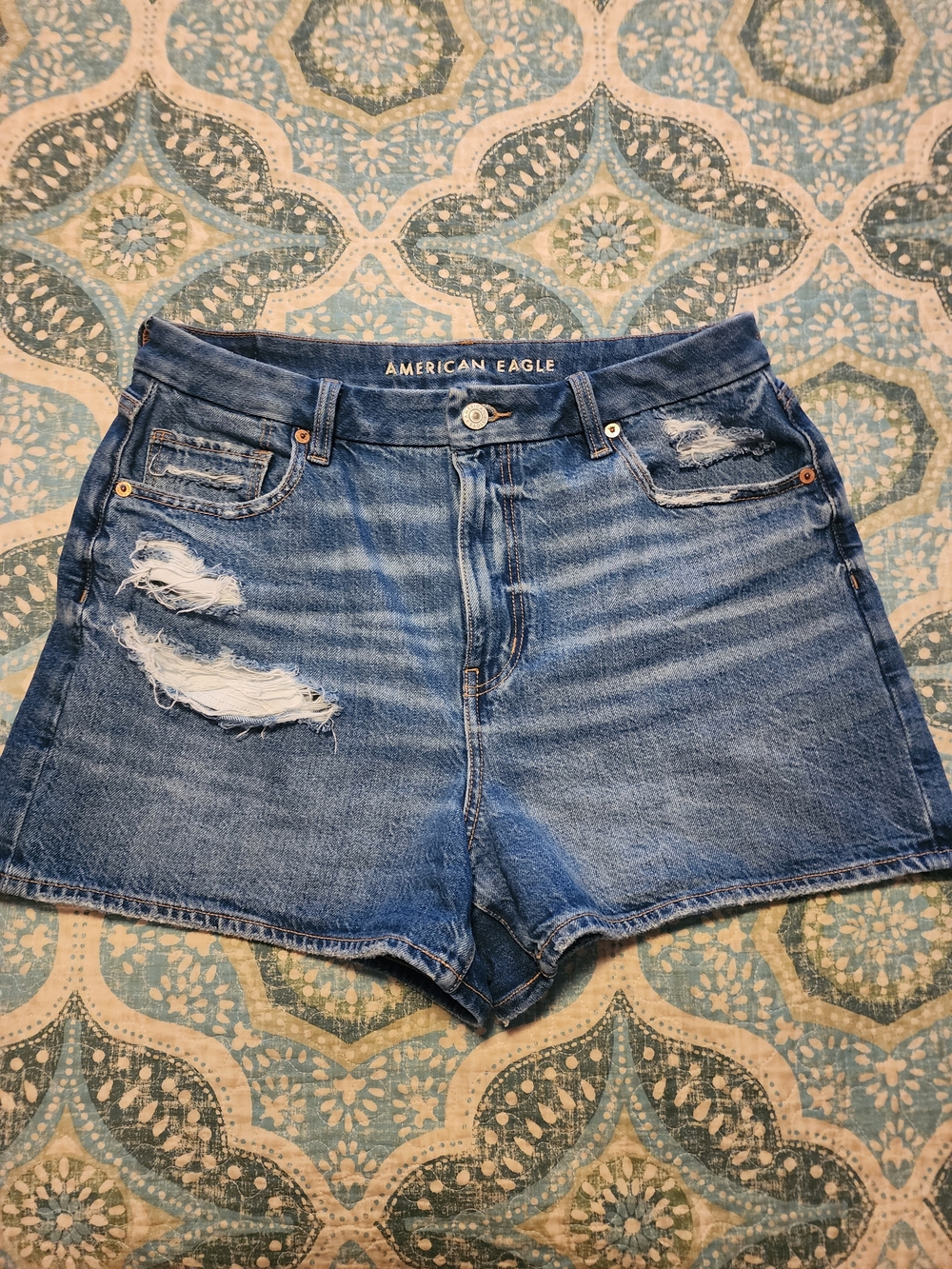 American Eagle Outfitters Strigid Curvy Mom Shorts Distressed Mid-Blue Denim 12